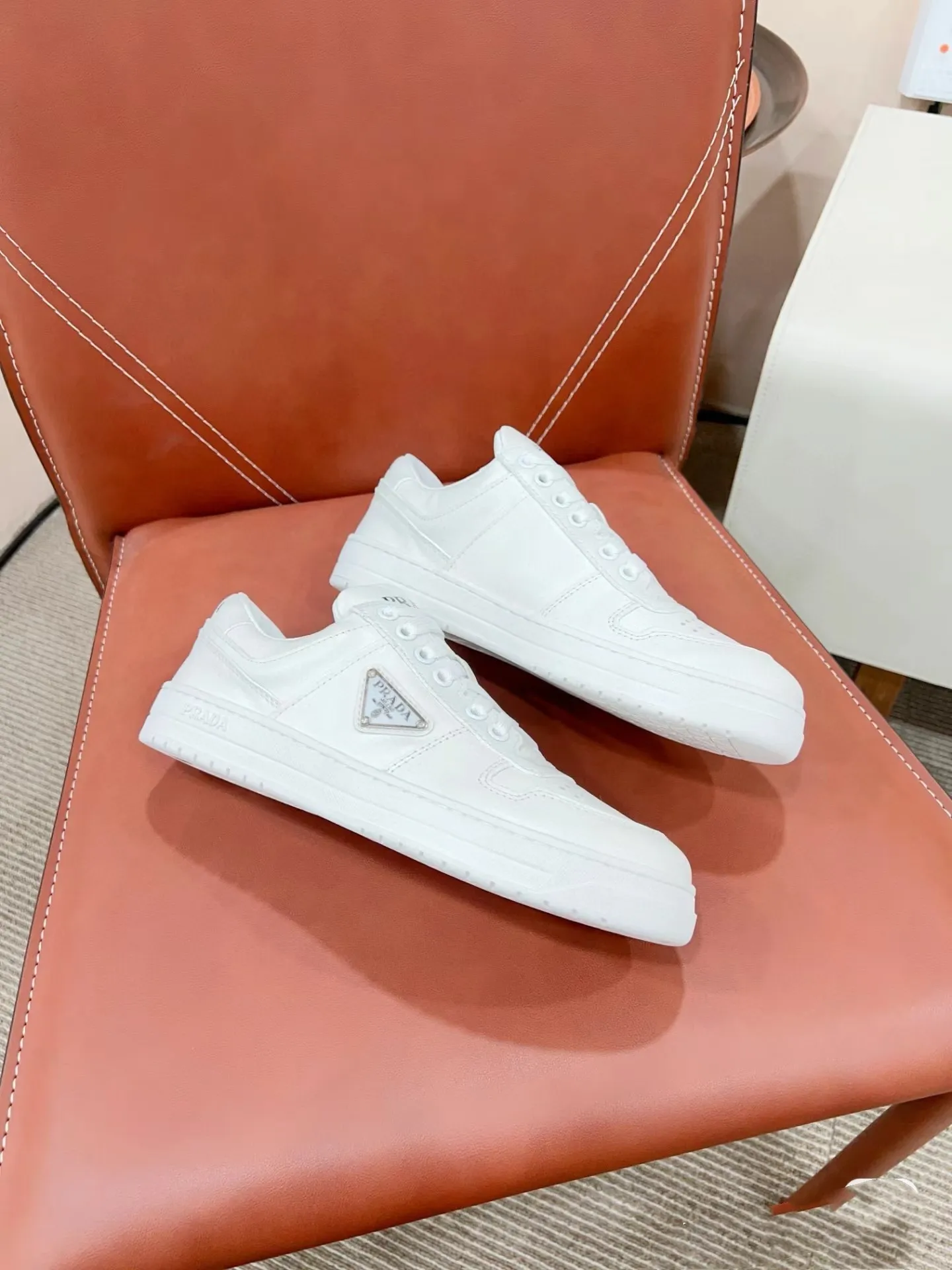 P380 Yuan 38-45 Prada Prada’s new men’s leather sports shoes, the highest version on the market, any comparison is welcome🆚! The original leather has excellent texture and is super high-end! Fetal sheep net lining imported from Italy, removable pad! Luxurious materials and fine workmanship, highly recommended!